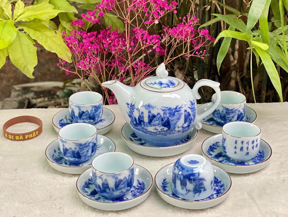 Ấm chén men lam Trúc Lâm Thất Hiền kẻ chỉ vàng.png
